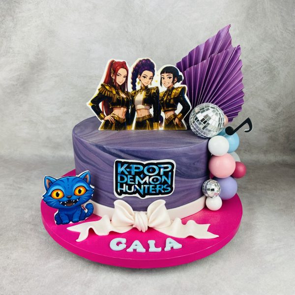 Tarta de cumpleaños de K-pop Demon Hunters personalizada, de Bonacasa Cake Design (Madrid)