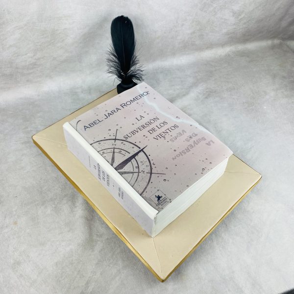Tarta de cumpleaños para adultos con forma de un libro, de Bonacasa Cake Design (Madrid)