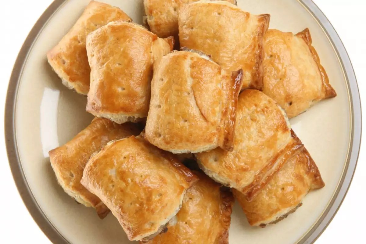 Quick cheese pies with puff pastry