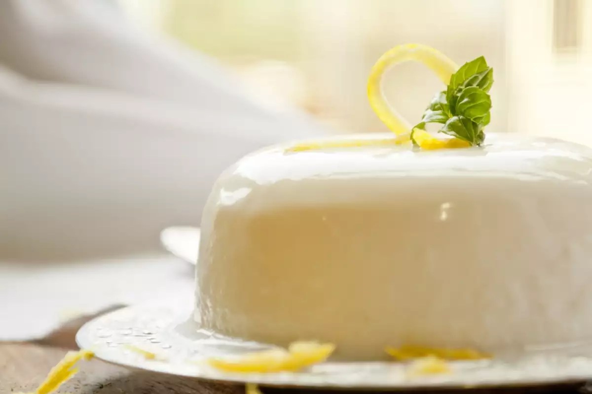 Gelatin dessert with eggs