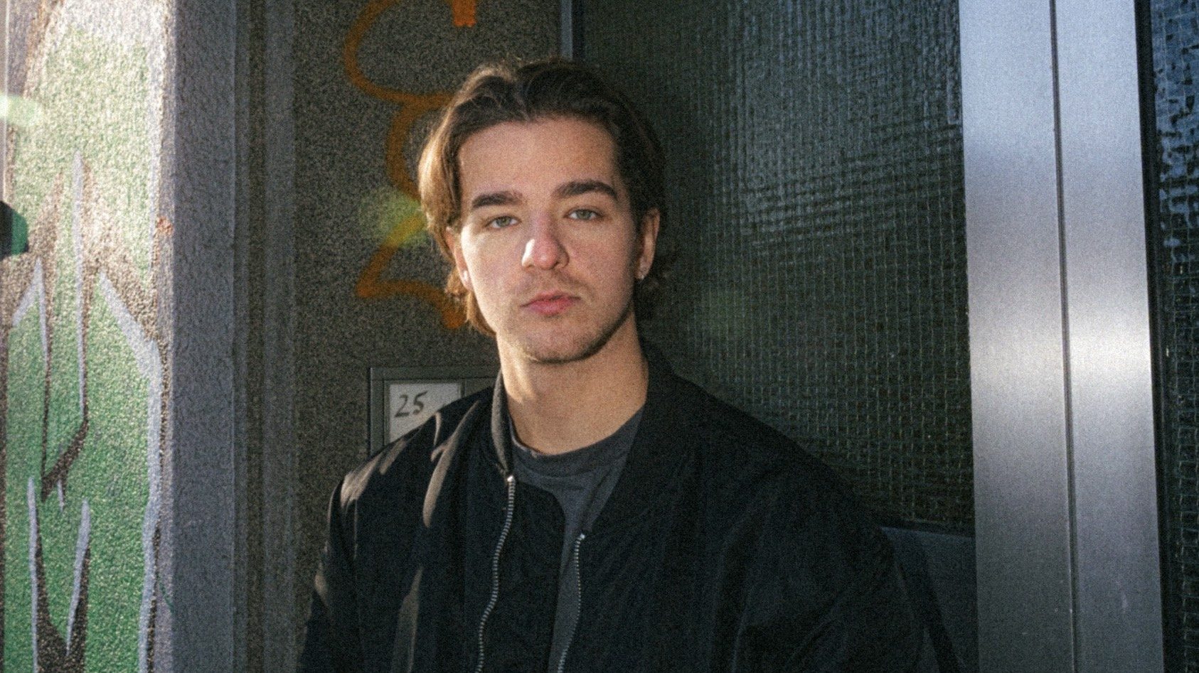 You are currently viewing Eine Liebeserklärung an das Hier & Jetzt– Aaron auf Tourstopp in Köln