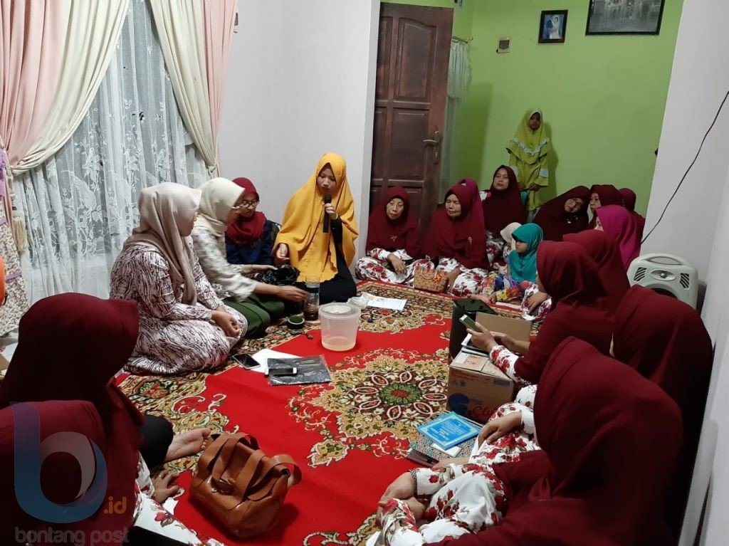 Sosialisasi Gertak DBD ke RT 12 Api-Api, Praktik Membuat Alat Ovitrap dan  Membagikan Bubuk Abate | BontangPost.ID
