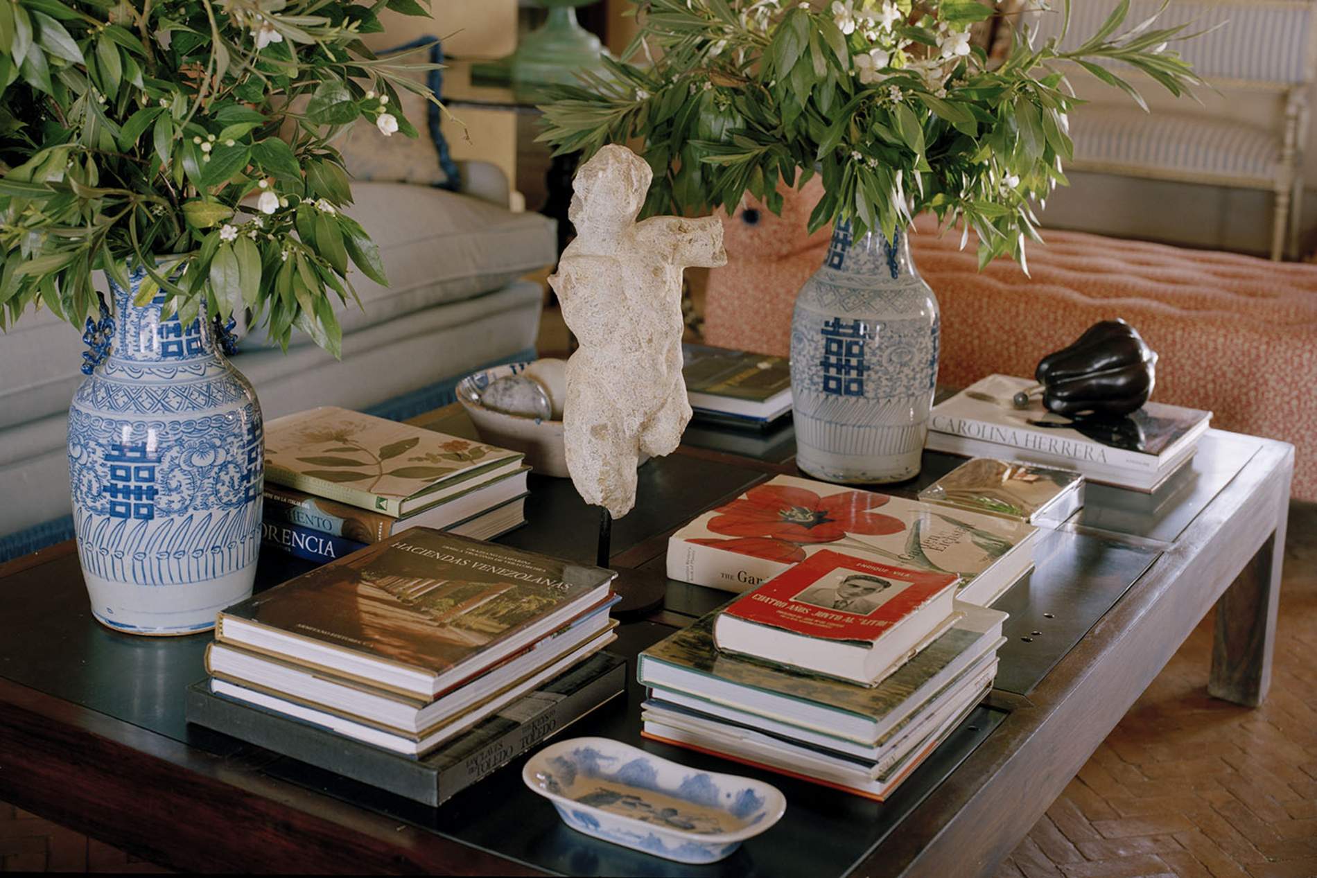 26 creative coffee table books decor ideas