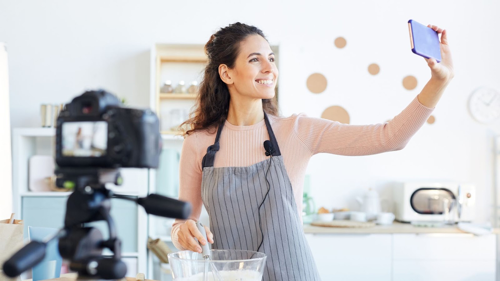 Is Blogging Or Youtube A Good Sources Of Income For A Homemaker? How Do I Begin?