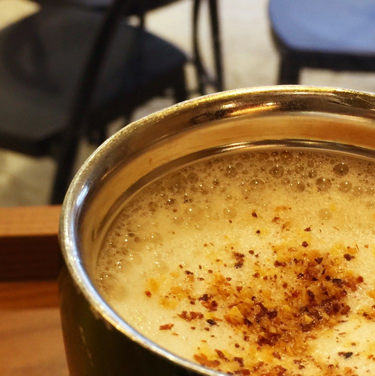 ナッティ　アーモンド　ミルク　ラテ