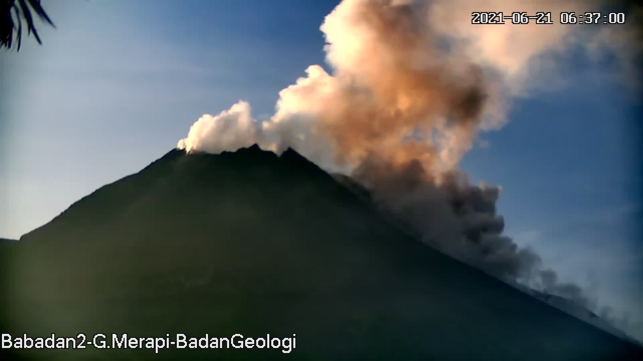 Gunung Merapi Kembali Luncurkan Awan Panas Guguran Senin Pagi Tadi