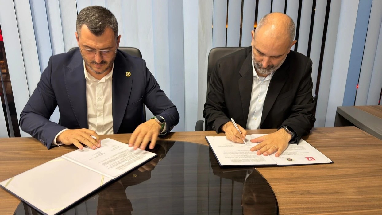 VV-ja dhe AAK-ja nënshkruajnë marrëveshje bashkëpunimi në Prizren