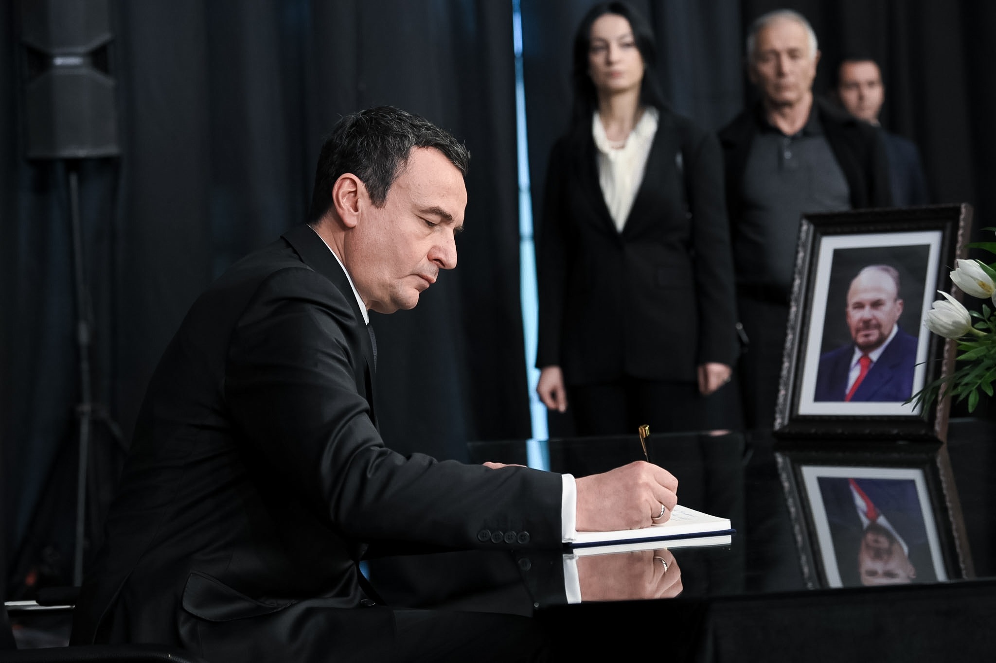 Kurti bën homazhe për nder të Fatos Nanos në Tiranë