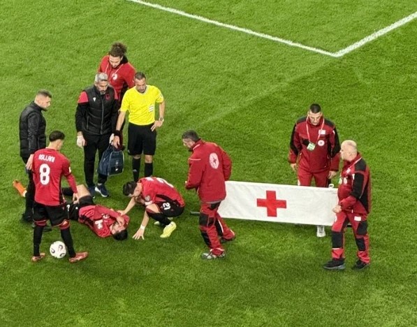 Lëndohet Broja, largohet nga fusha me barelë