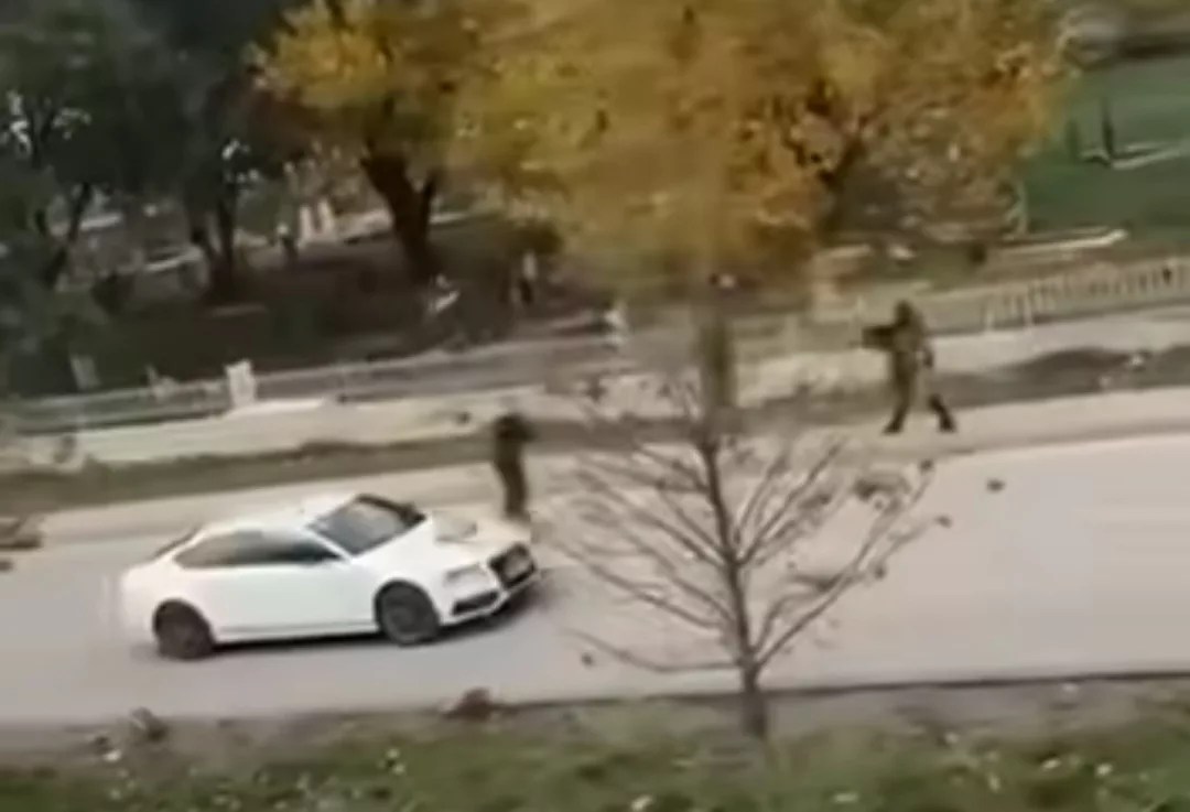 Tre të rinj në Istog filmohen duke i drejtuar ar*mët njëri-tjetrit (VIDEO)