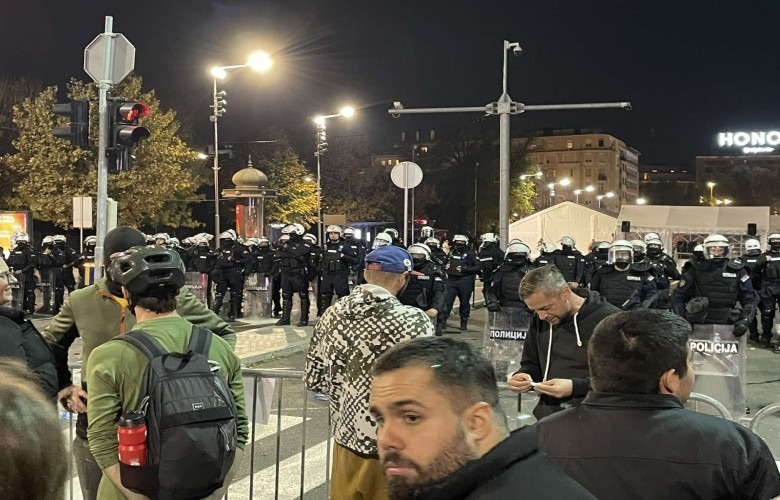 Tensione dhe përplasje para Kuvendit të Serbisë