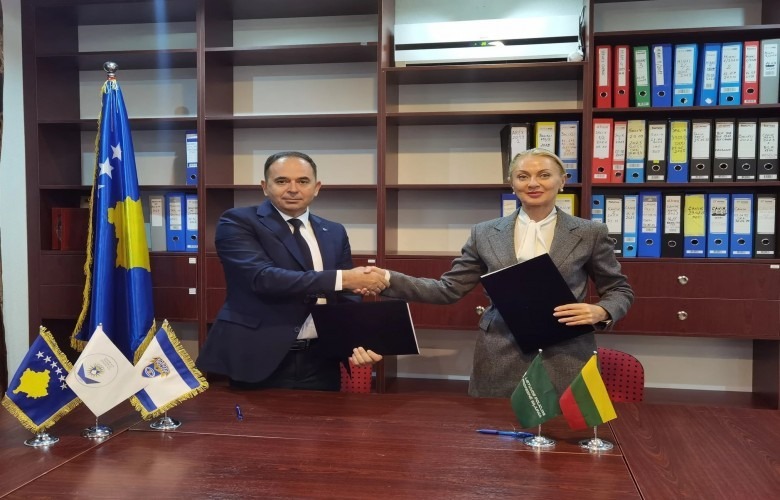 Në kuadër të forcimit të bashkëpunimit sindikal ndërkombëtar dhe me synim thellimin e marrëdhënieve profesionale ndërmjet organizatave policore, është nënshkruar Marrëveshja e Bashkëpunimit Ndërkombëtar ndërmjet Sindikatës së Policisë së Kosovës (SPK) dhe Sindikatës së Policisë së Lituanisë (LPPS).  Ky konsiderohet një hap i rëndësishëm institucional që konsolidon partneritetin sindikal, solidaritetin dhe zhvillimin profesional të punonjësve të policisë në të dy vendet.  Marrëveshja u nënshkrua nga kryetari i Sindikatës së Policisë së Kosovës, Avdi Hoti dhe presidentja e Sindikatës së Policisë së Lituanisë, Roma Katinienė, duke vënë themelet e një partneriteti të qëndrueshëm në fushat sindikale, sociale dhe profesionale.  Ky bashkëpunim synon: Forcimin e solidaritetit ndërkombëtar sindikal midis policive të dy vendeve; Shkëmbimin e përvojave dhe praktikave më të mira në mbrojtjen e të drejtave të punonjësve të policisë; Zhvillimin e projekteve të përbashkëta në fusha si arsimi, kultura, sporti dhe mirëqenia sociale dhe; Rritjen e ndërveprimit profesional dhe institucional përmes takimeve, trajnimeve dhe vizitave studimore të ndërsjella.  “Marrëveshja shënon një pikë kthese në ndërkombëtarizimin e veprimtarisë sindikale të SPK-së, duke e pozicionuar atë si një faktor të rëndësishëm në rrjetin evropian të bashkëpunimit sindikal policor”, thuhet në njoftimin e Policisë.  Gjatë vizitës, delegacionet e të dy sindikatave zhvilluan takime zyrtare në Pejë, ku vizituan institucione dhe objekte kulturore, si dhe diskutuan projektet që do të thellojnë bashkëpunimin dhe do të avancojnë mirëqenien e oficerëve të policisë në Kosovë dhe Lituani.  “Kjo marrëveshje përfaqëson një dëshmi të qartë të fuqisë së solidaritetit dhe bashkëpunimit ndërkombëtar, si vlera thelbësore të sindikatave moderne, të përkushtuara ndaj mbrojtjes së të drejtave, dinjitetit dhe zhvillimit të anëtarëve të tyre”, thuhet në njoftim.