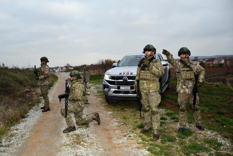 Ushtarët turq me armë kundër dronëve në kufirin Kosovë-Serbi