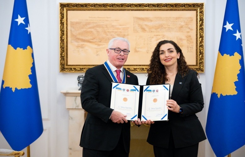 Presidentja dekoron Harry Bajraktarin me `Urdhrin e Lirisë`