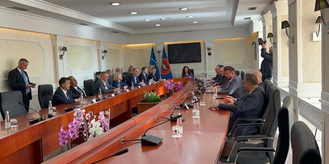 Nis takimi i presidentes me liderët politikë