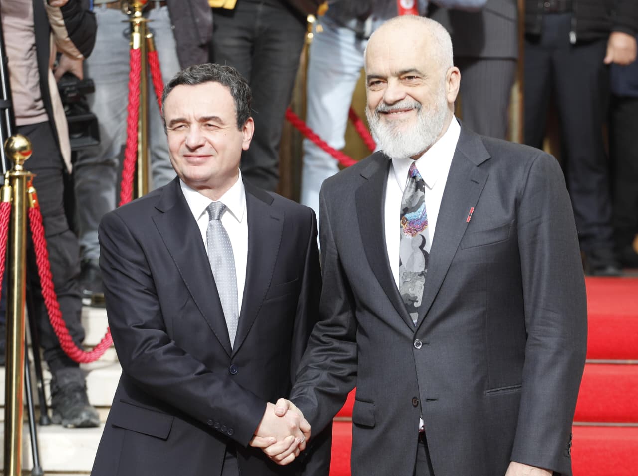 Rama shtrëngim duarsh me Kurtin, i përgjigjet gazetarëve: A e do, a se do, vazhdon telenovela