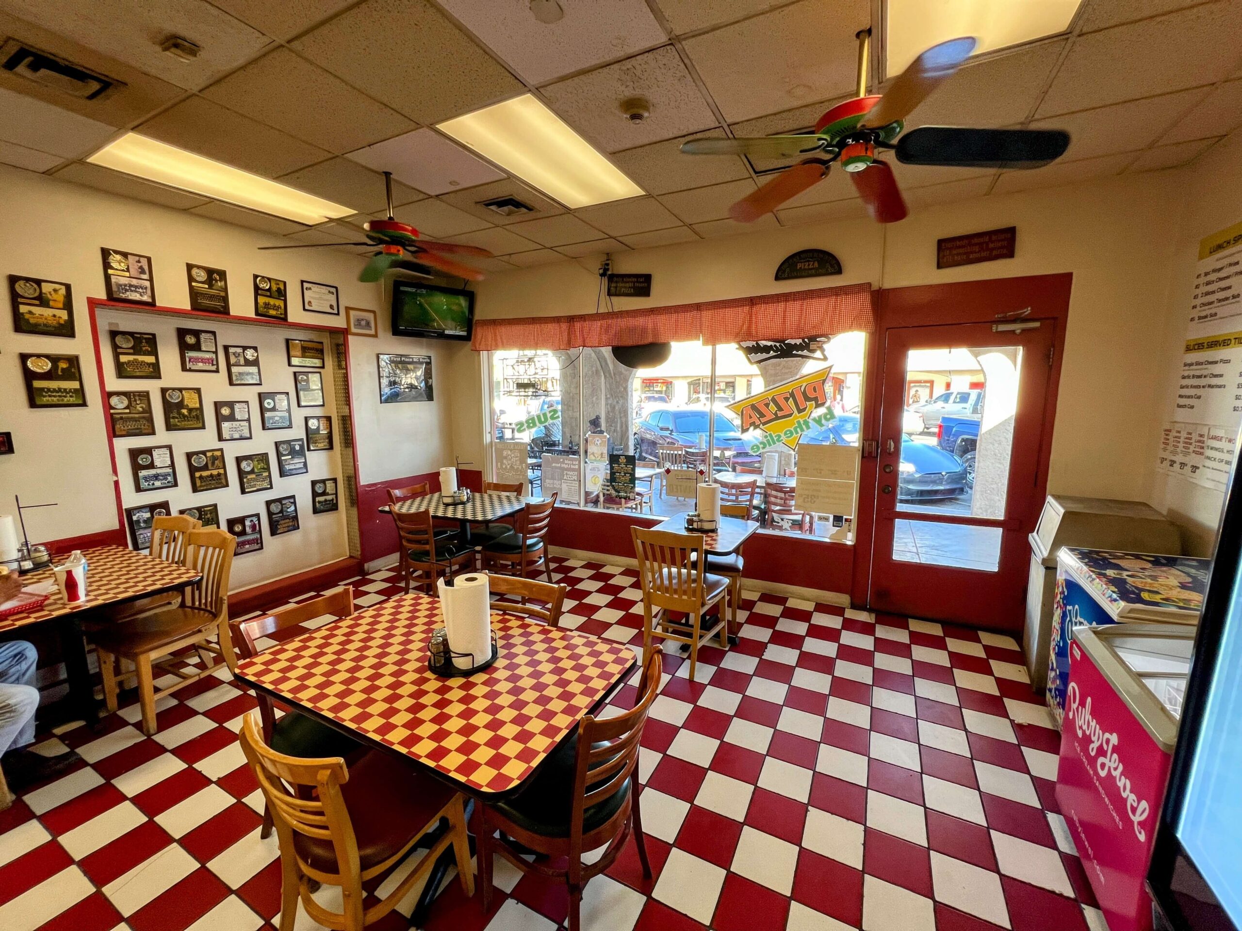 Outdoor seating at Tony’s Pizza in Boulder City