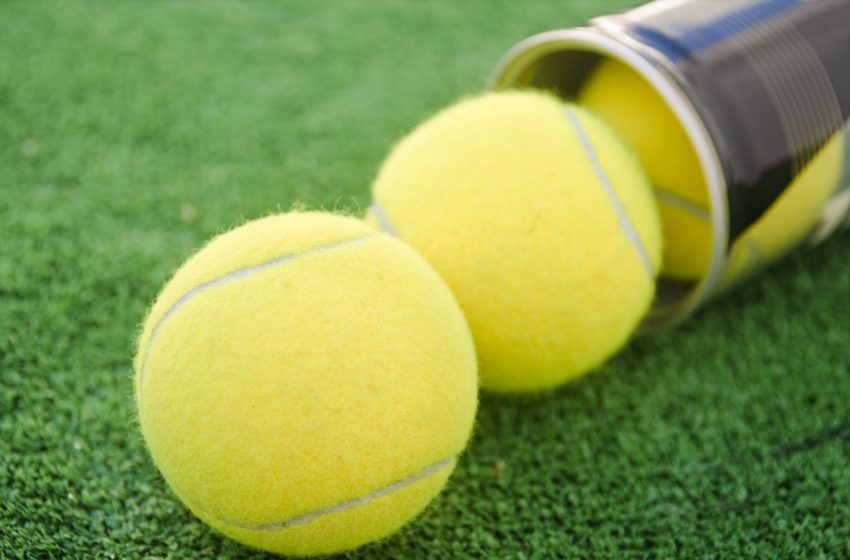 The difference between a padel ball and a tennis ball Bounce2Play