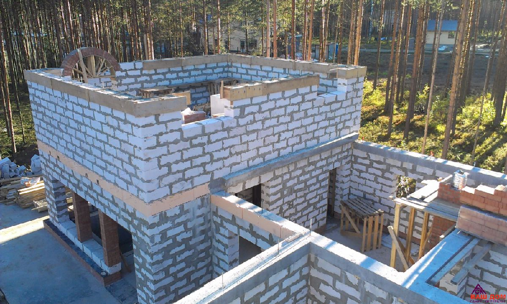 Иллюстрация к материалу «Мауэрлат на газобетон без армопояса — есть способы, но стоит ли? Нет армопояса в доме из газоблока Как ставить крышу на стены из газоблоков.»