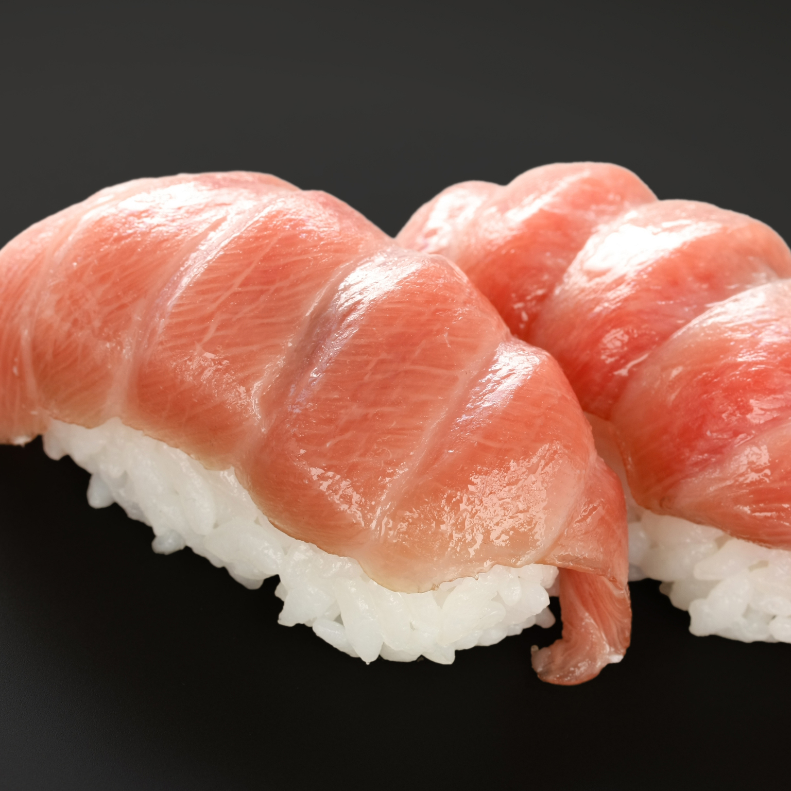送料無料】本マグロ中トロ（訳あり）本鮪 皮付き 不揃い お刺身や寿司