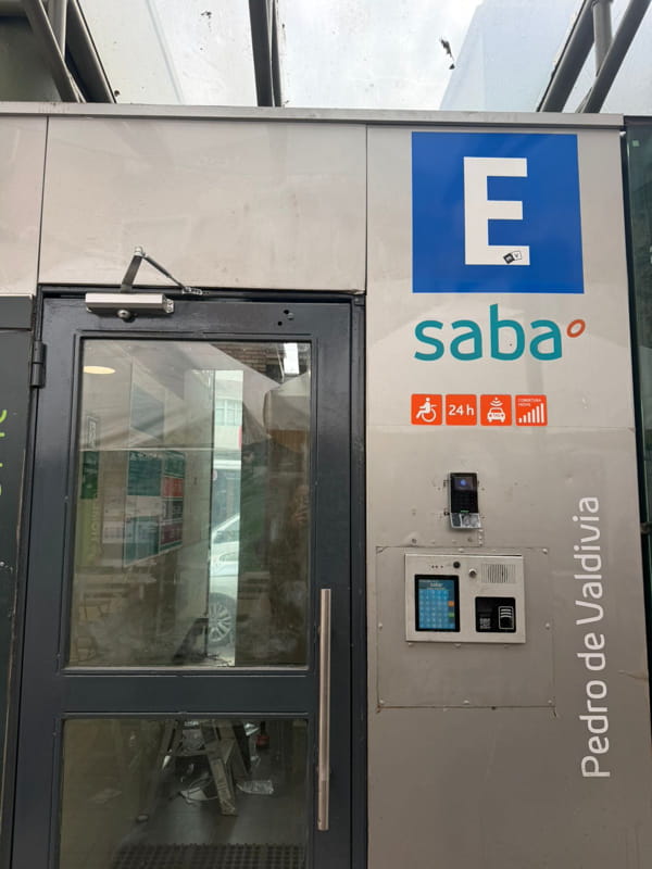 Caso de Éxito Saba Pedro de Valdivia: Control de Acceso Peatonal Multi-Factor en Estacionamiento Subterráneo de Providencia
