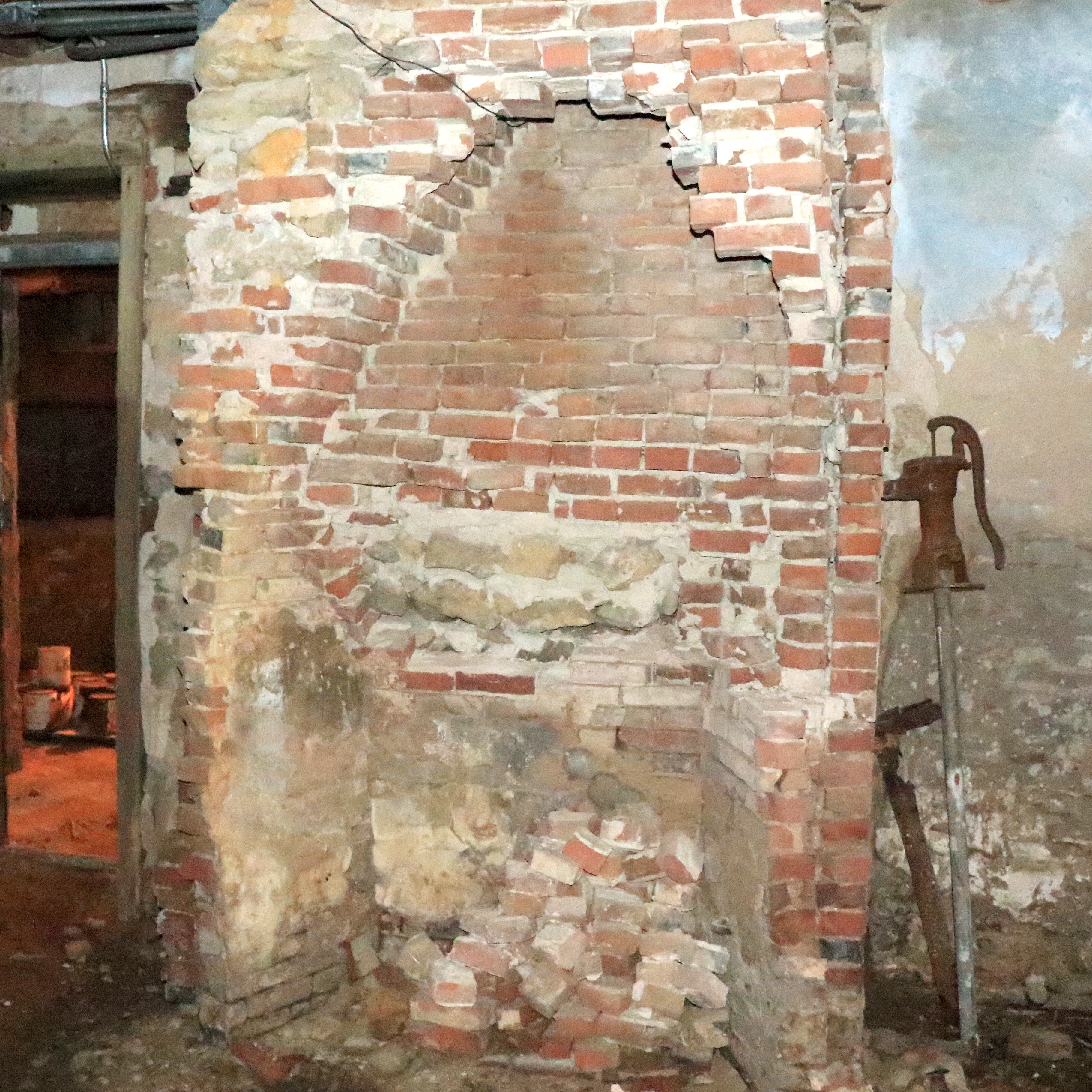 Severly deteriorated brick chimney