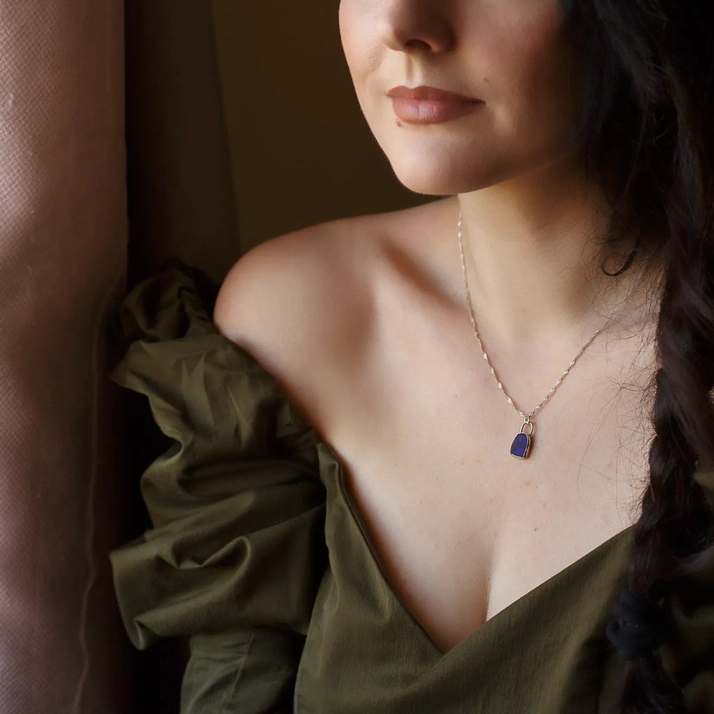 Modell wearing a Dark blue sea glass in a 925 sterling silver bezel setting
