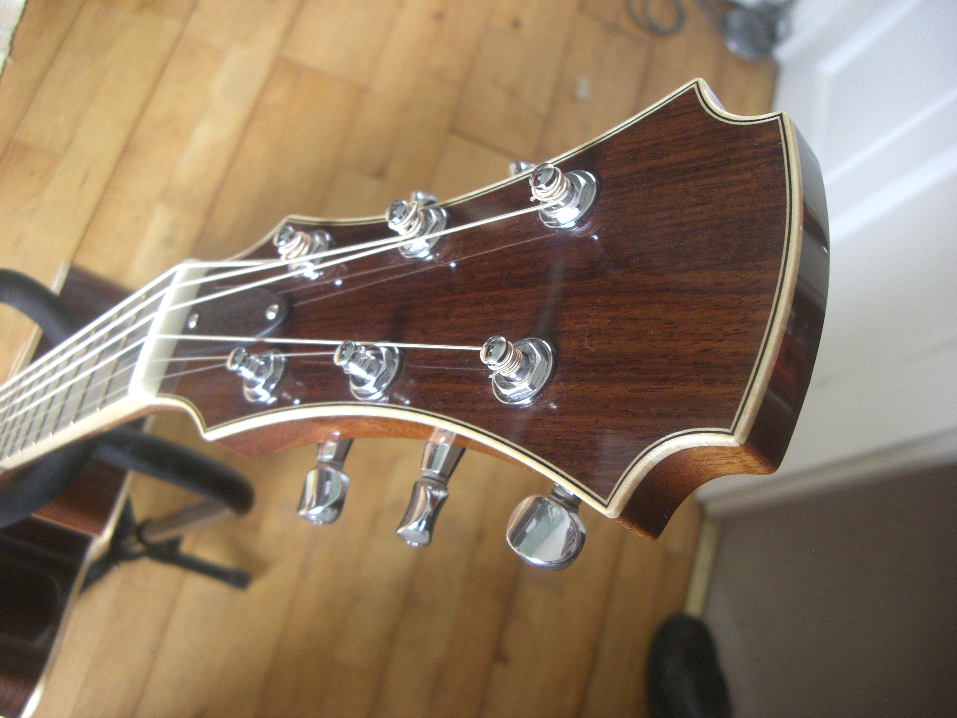 Guitar headstock