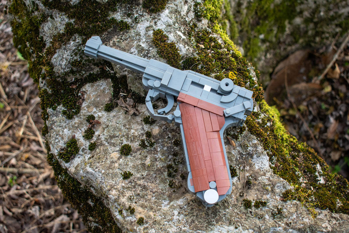 luger P08 とディスプレイスタンドのセットです luger P08 と