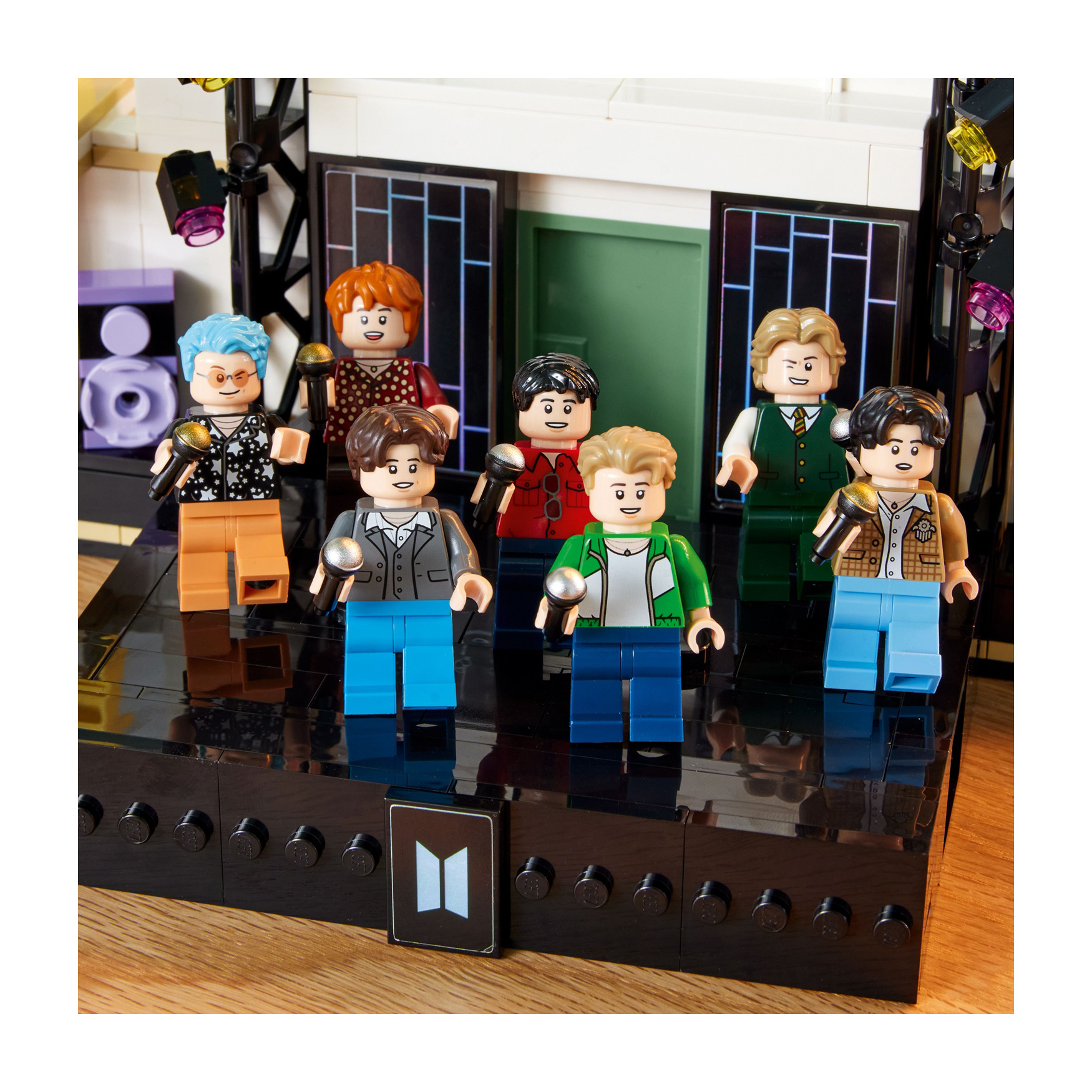 LEGO® BTS Dynamite 21339 - Image 4