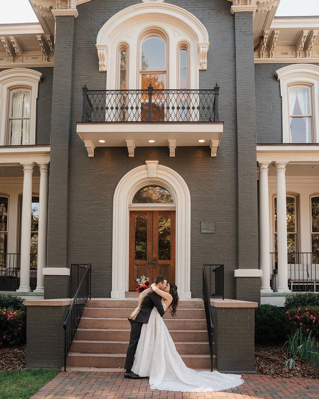 Echte Hochzeit: Eine moderne und stimmungsvolle Herbsthochzeit in North ...