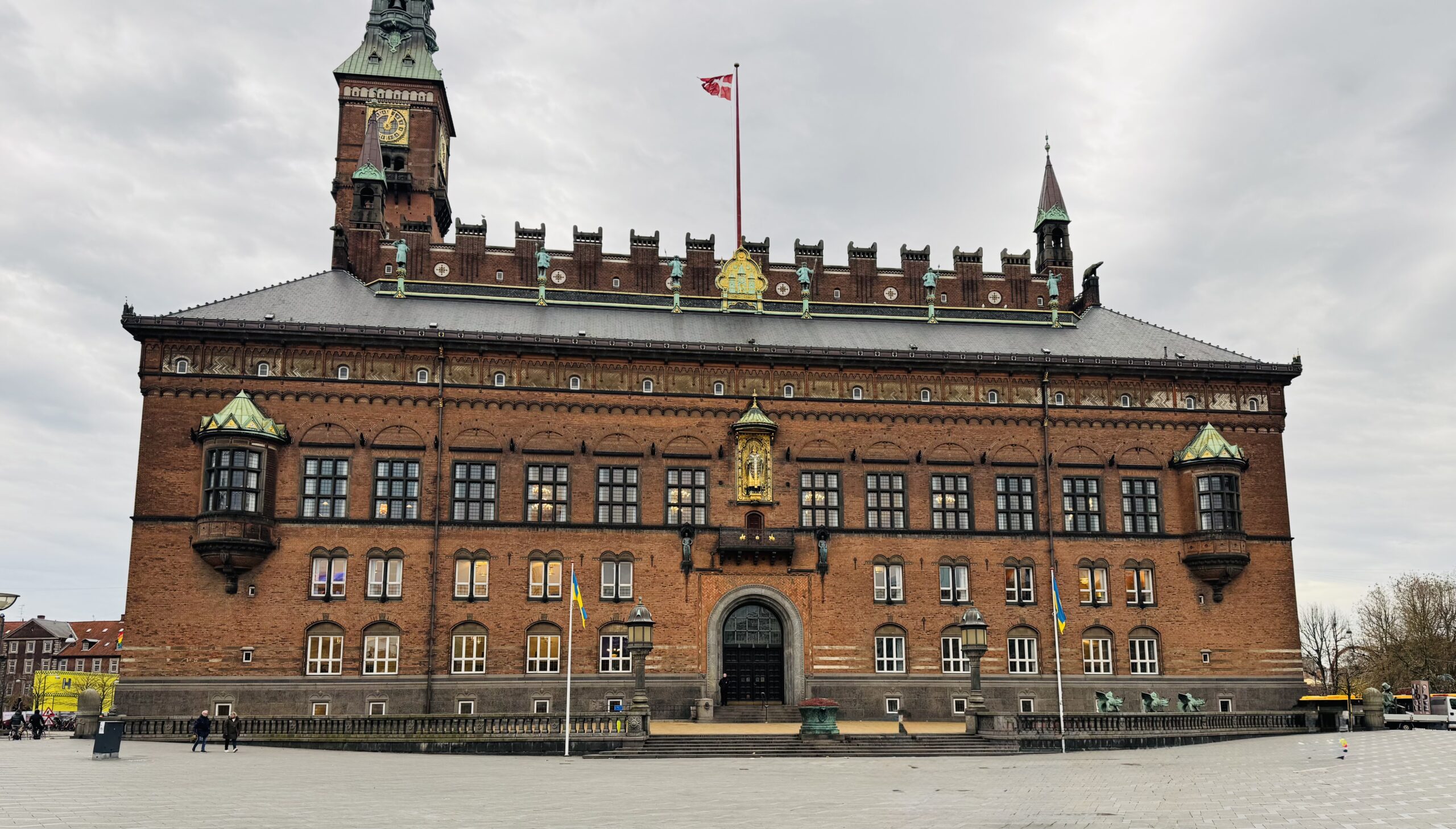 Kopenhag Belediye Binası, şehrin merkezinde yer alan görkemli mimarisi ve tarihi önemiyle ziyaretçilerin ilgisini çeken simgesel yapılardan biridir.