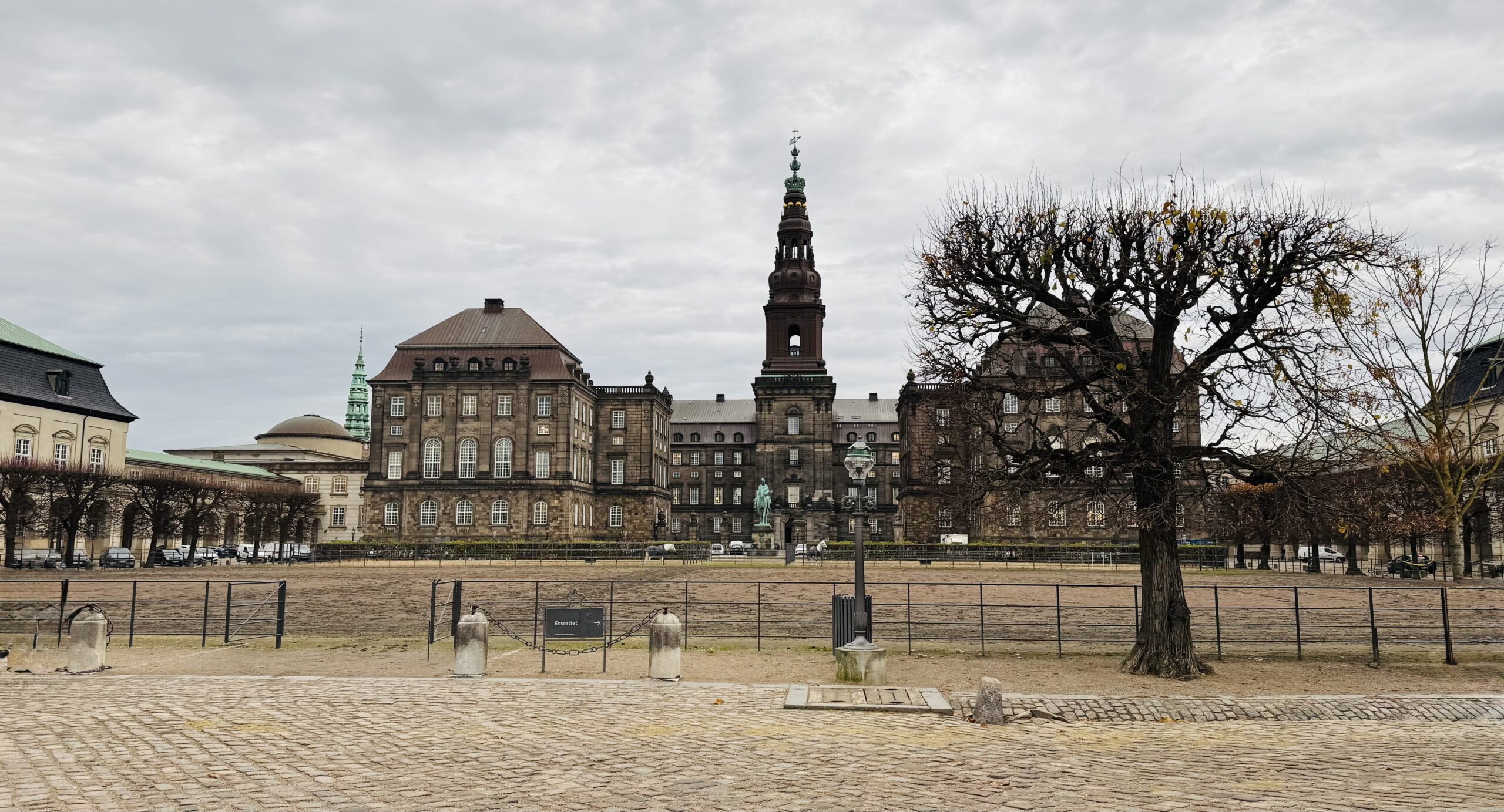 Christiansborg Sarayı, Kopenhag’ın merkezinde yer alan ve Parlamento, Başbakanlık ile Yüksek Mahkeme’ye ev sahipliği yapan tarihi yapı.