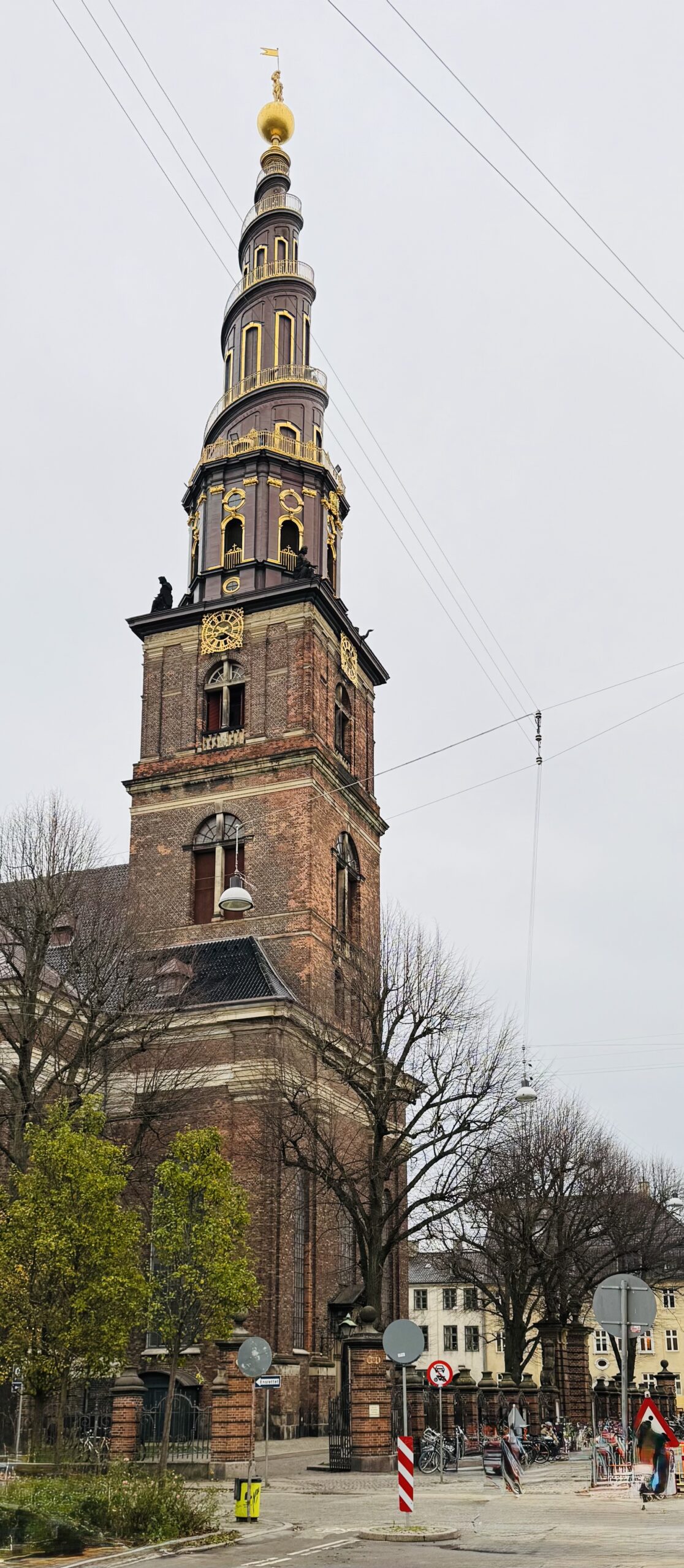 Kurtarıcı Kilisesi, Kopenhag’da barok mimarisi ve spiral kulesiyle şehrin en ikonik yapılarından biridir.