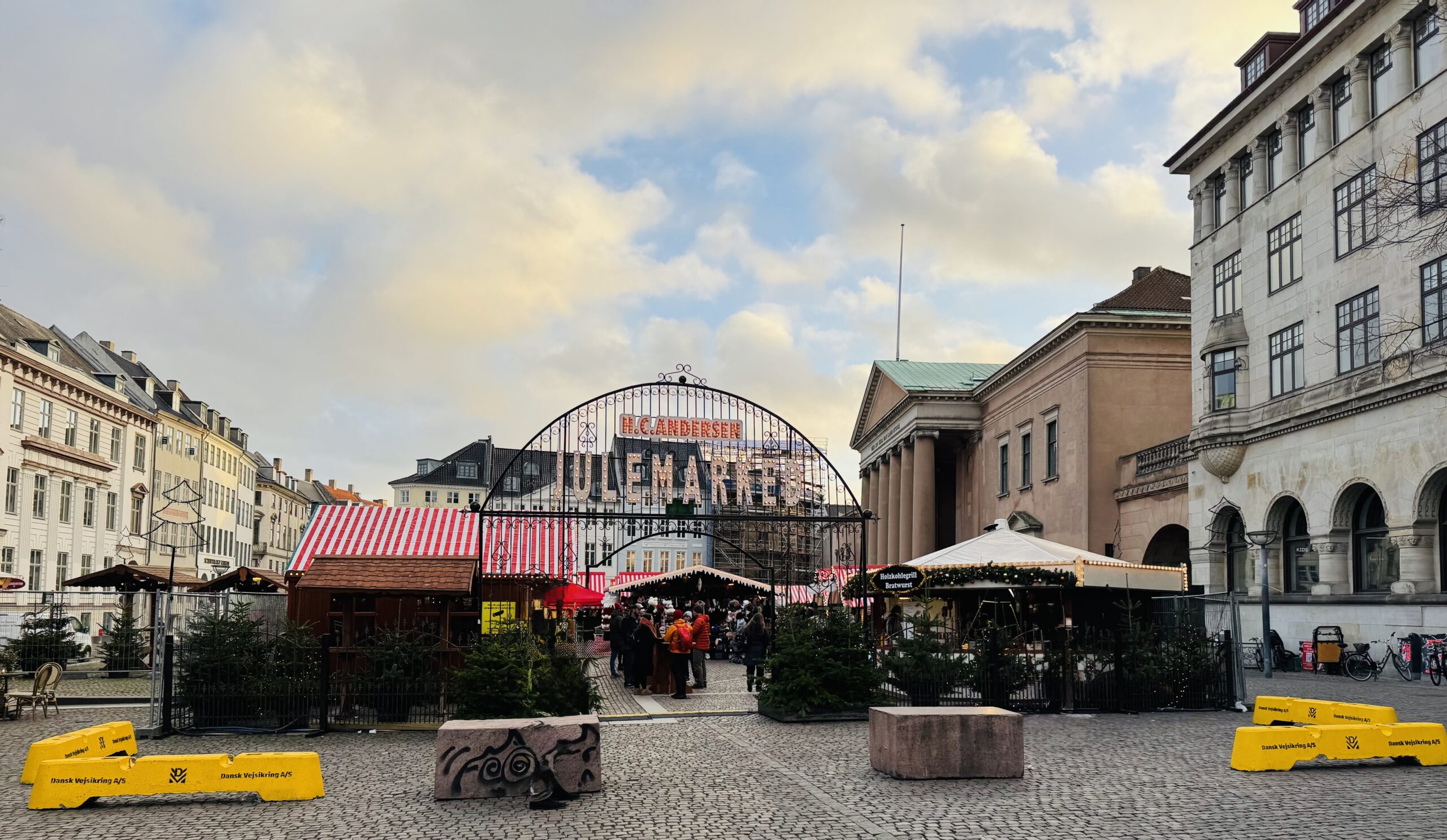 II. C Andersen Jule Marked, Kopenhag’da masalsı atmosferi, el işi hediyelikleri ve geleneksel lezzetleriyle büyüleyici bir Noel pazarı.