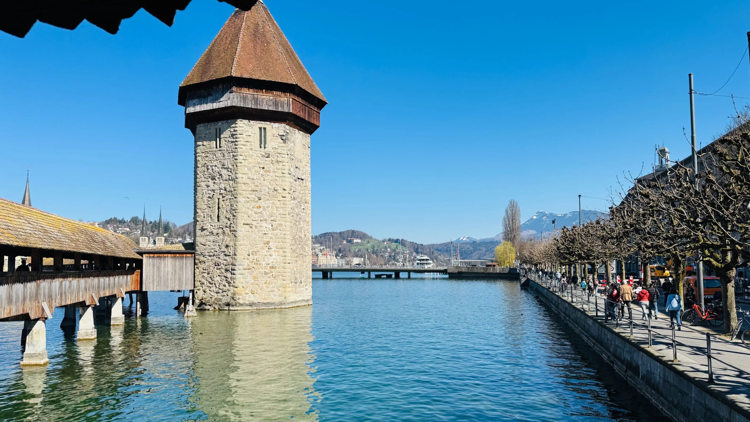Reuss Nehri üzerinde uzanan Kapell Köprüsü, Avrupa’nın en eski ahşap köprülerinden biri. Yanındaki Wasserturm ise bir zamanlar hapishane ve arşiv olarak kullanılmış