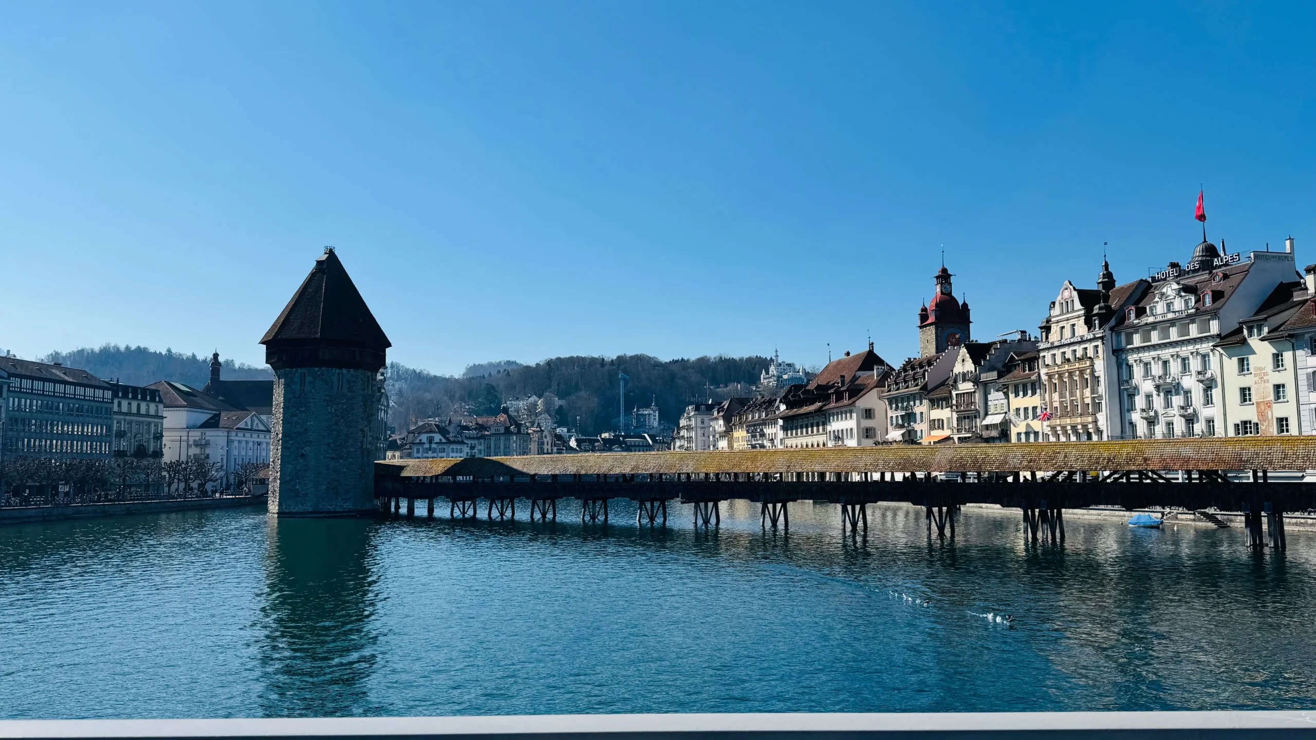 Luzern gezi rehberi; Reuss Nehri üzerinde yer alan Kapellbrücke (Şapel Köprüsü).