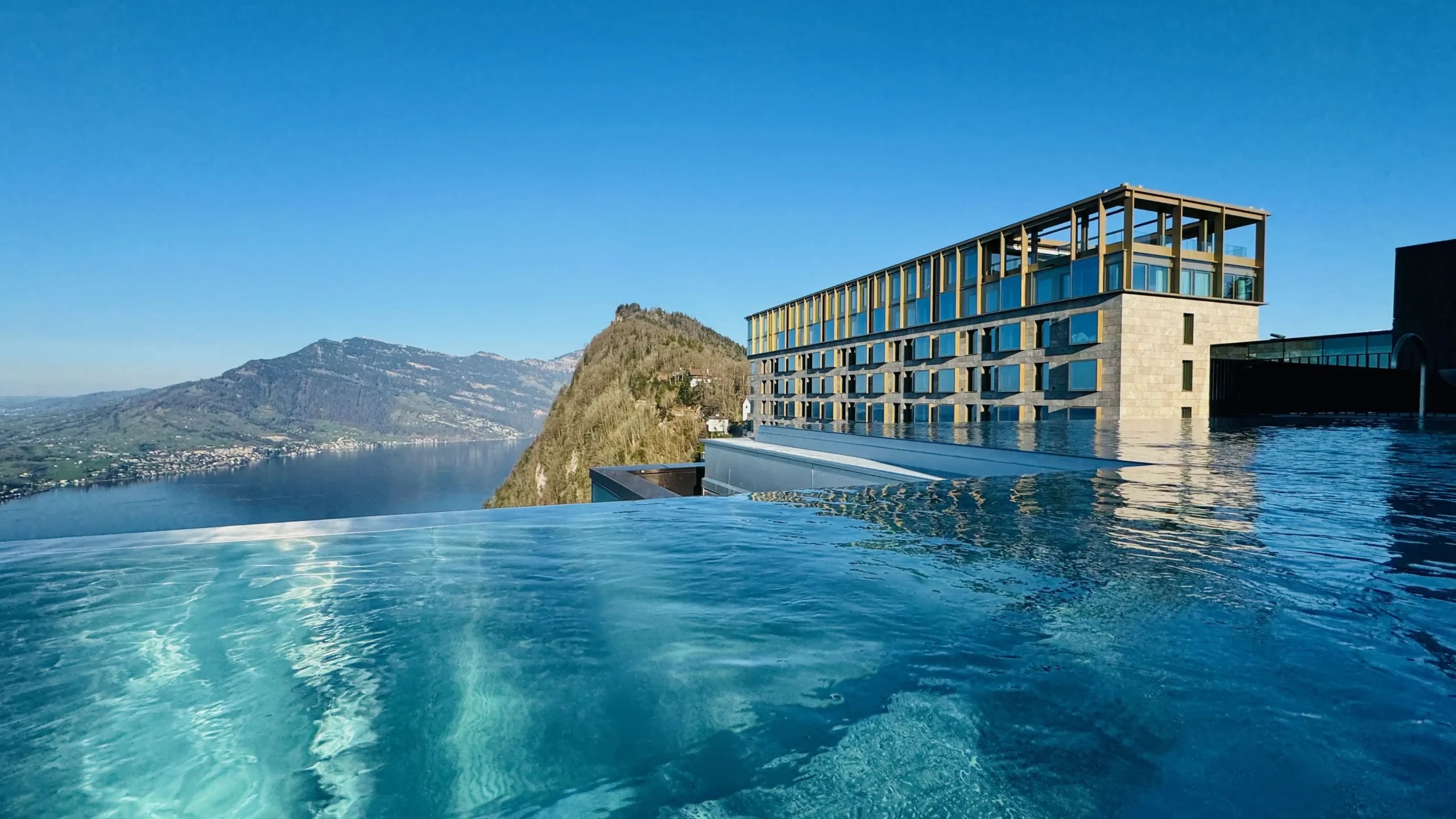 Bürgenstock Hotel & Alpine Spa, 211 odasıyla Luzern Gölü’ne bakan 5 yıldızlı bir resort. Funikülerle ulaşım sağlanıyor.