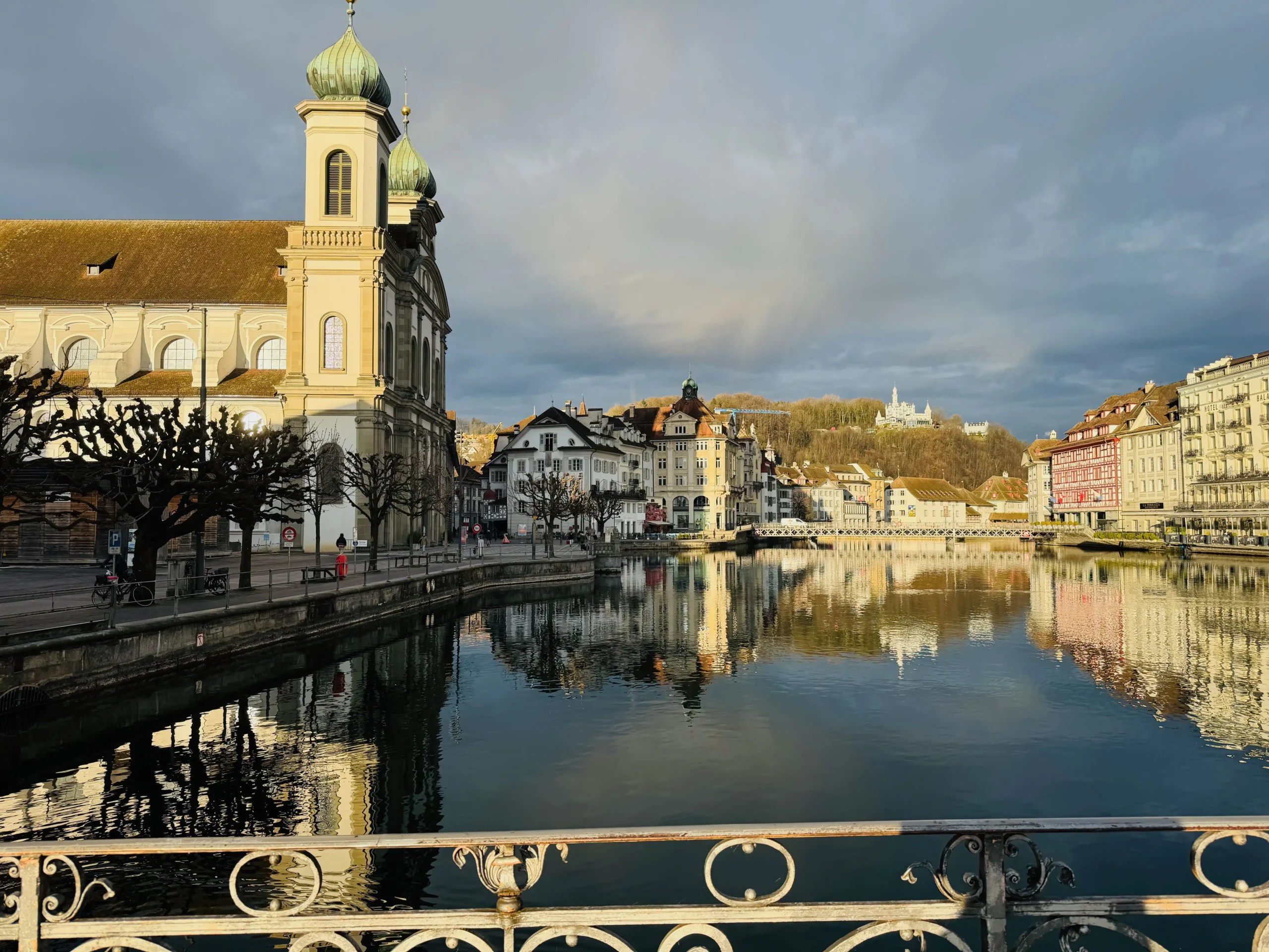 Luzern gezi rehberi; Gütsch Şatosu, 19. yüzyıldan kalma ve Luzern’in en ikonik manzara noktalarından biri. Bugün otel olarak hizmet veriyor.