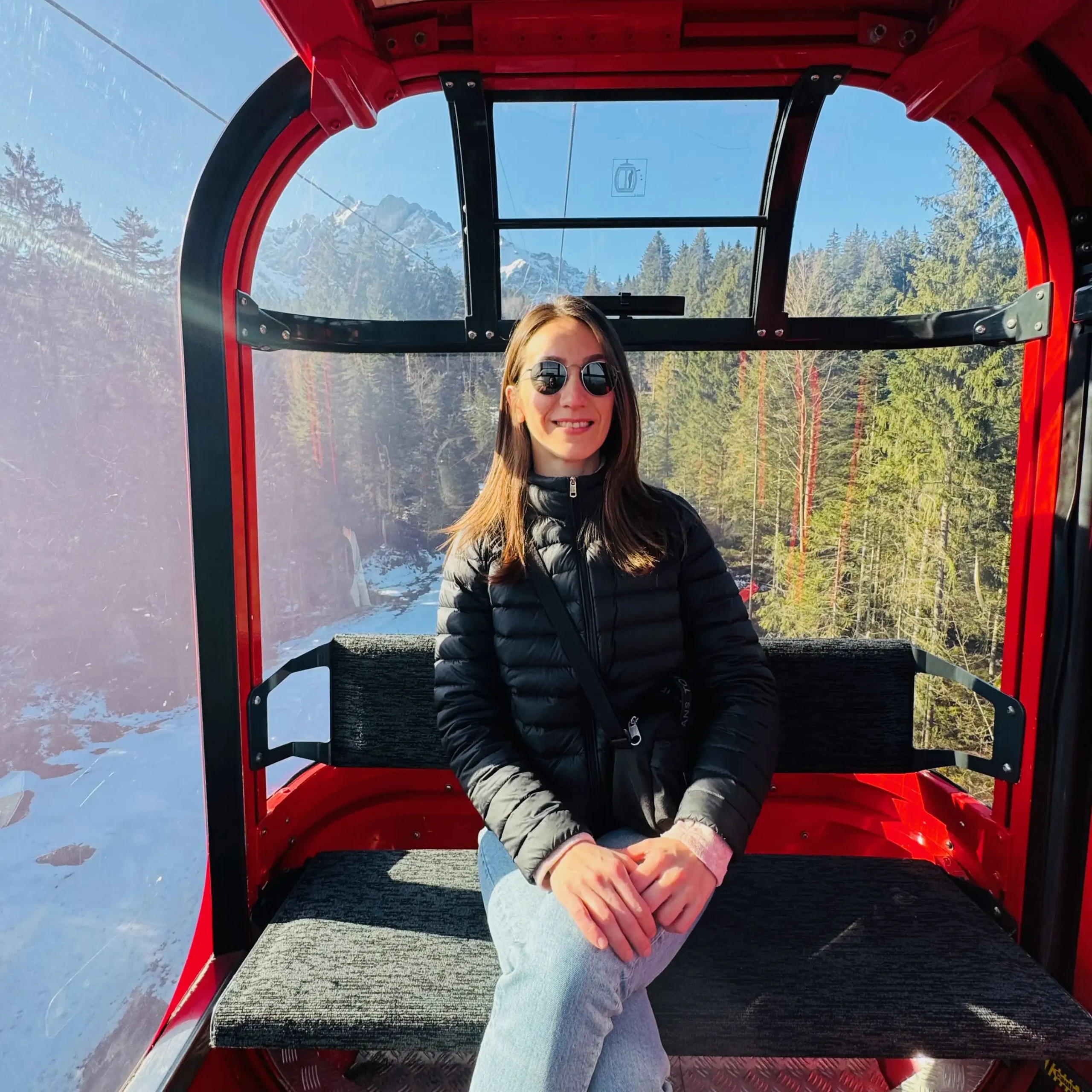 Pilatus’a çıkan teleferik, hem konforlu hem panoramik. Cam paneller sayesinde Alpler ayaklarınızın altında.