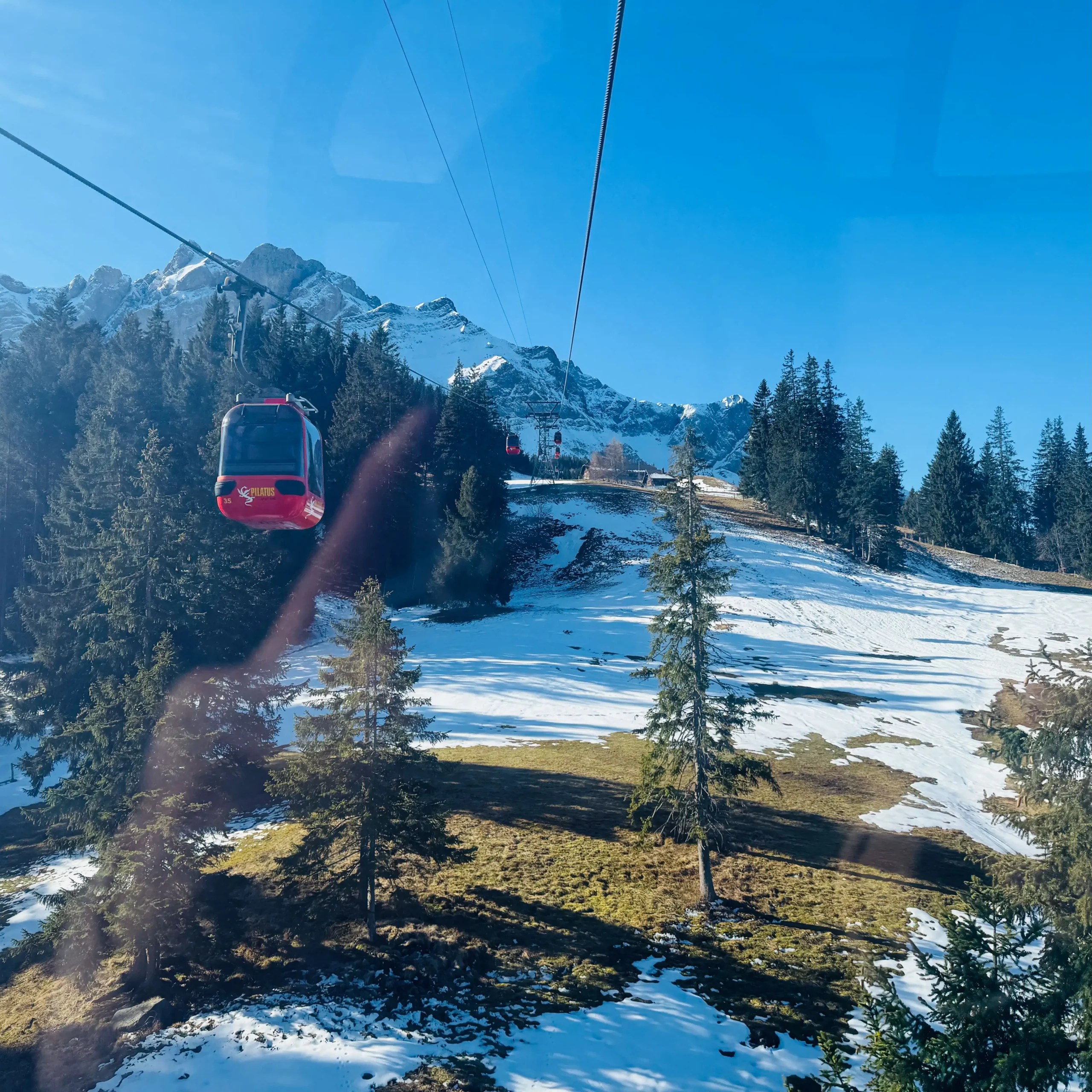 Luzern gezi rehberi; Pilatus’a çıkan teleferik, İsviçre’nin en dik demiryolu ve panoramik gondollarıyla birleşiyor. Manzara nefes kesici.