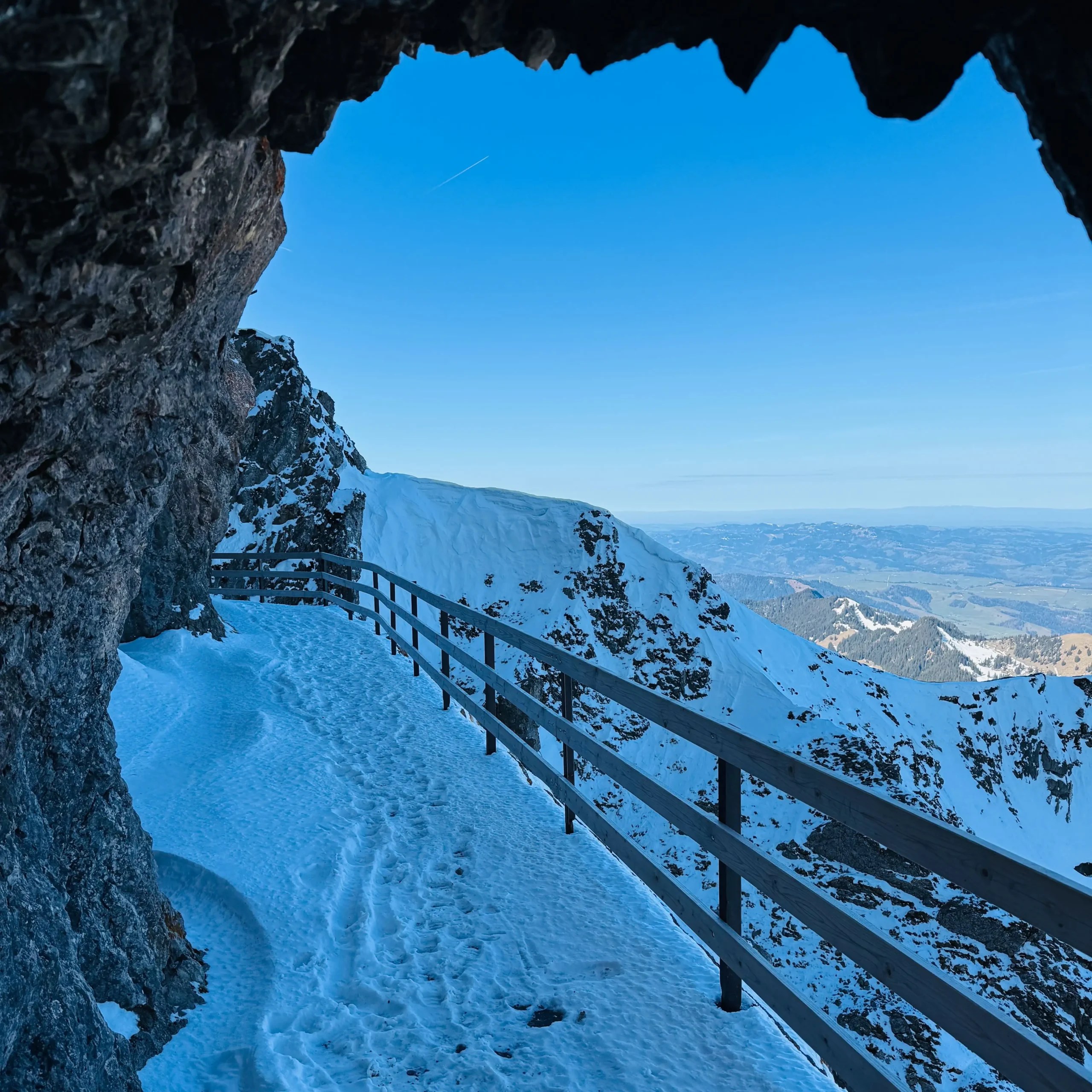 Luzern gezilecek yerler; Yol boyunca ahşap korkuluklar ve uyarı tabelaları var. Sağlam ayakkabılarla çıkmak şart.
