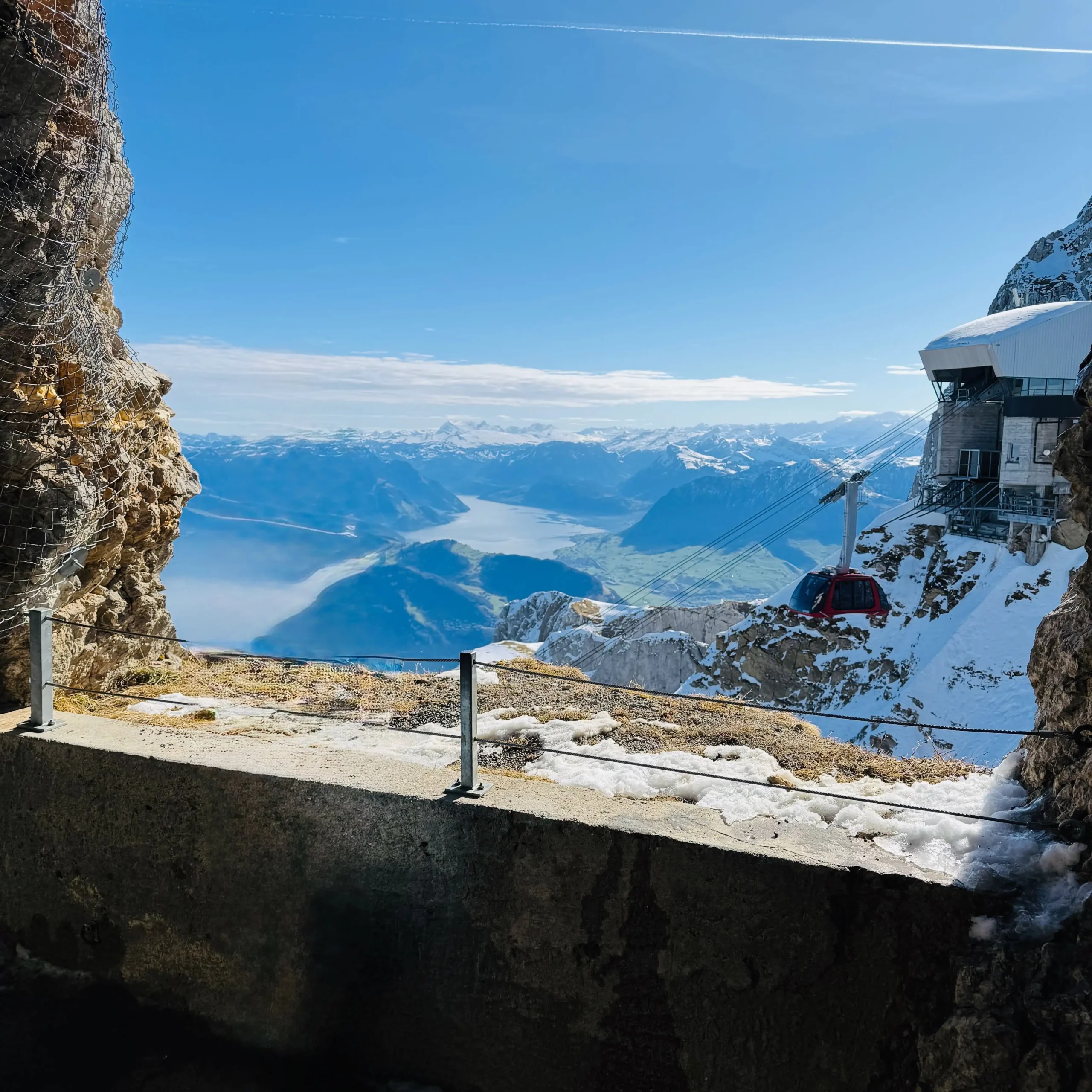 Luzern gezilecek yerler; Dragon Ride teleferiğiyle Pilatus’a çıkarken, 360° manzara eşliğinde sessiz bir yolculuk.