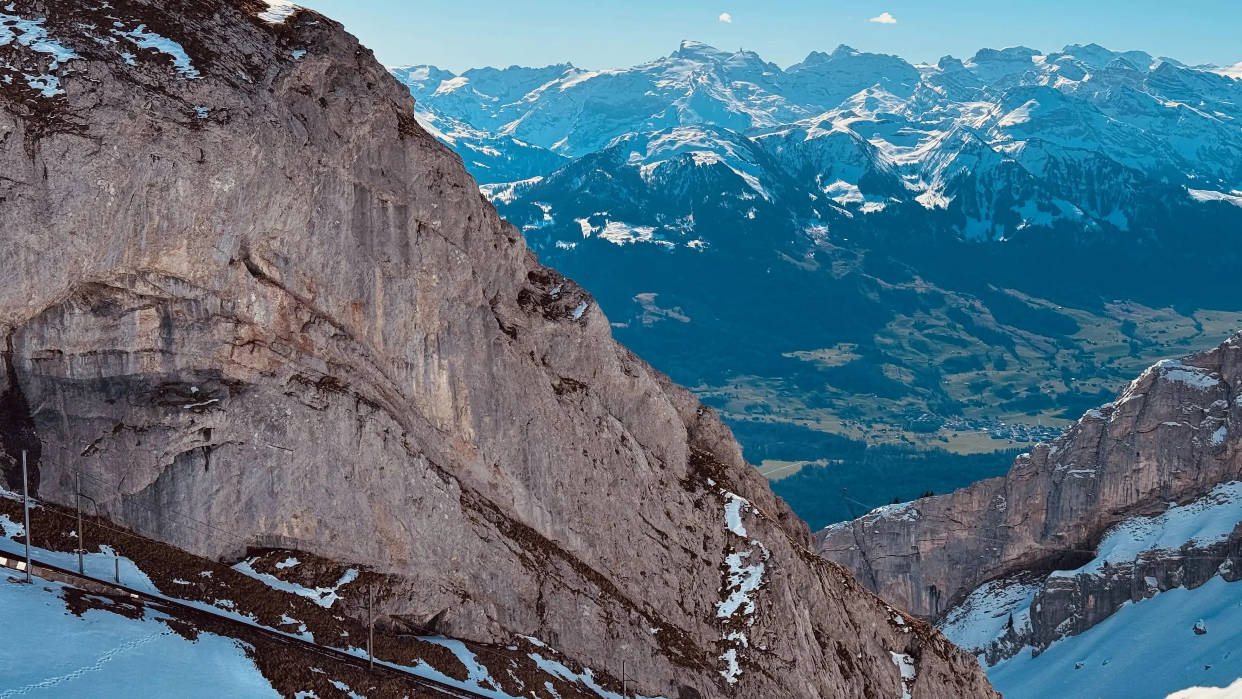 Pilatus Dağı’na çıkan dünyanın en dik dişli tren hattı, Alpnachstad’dan başlayıp zirveye ulaşıyor.