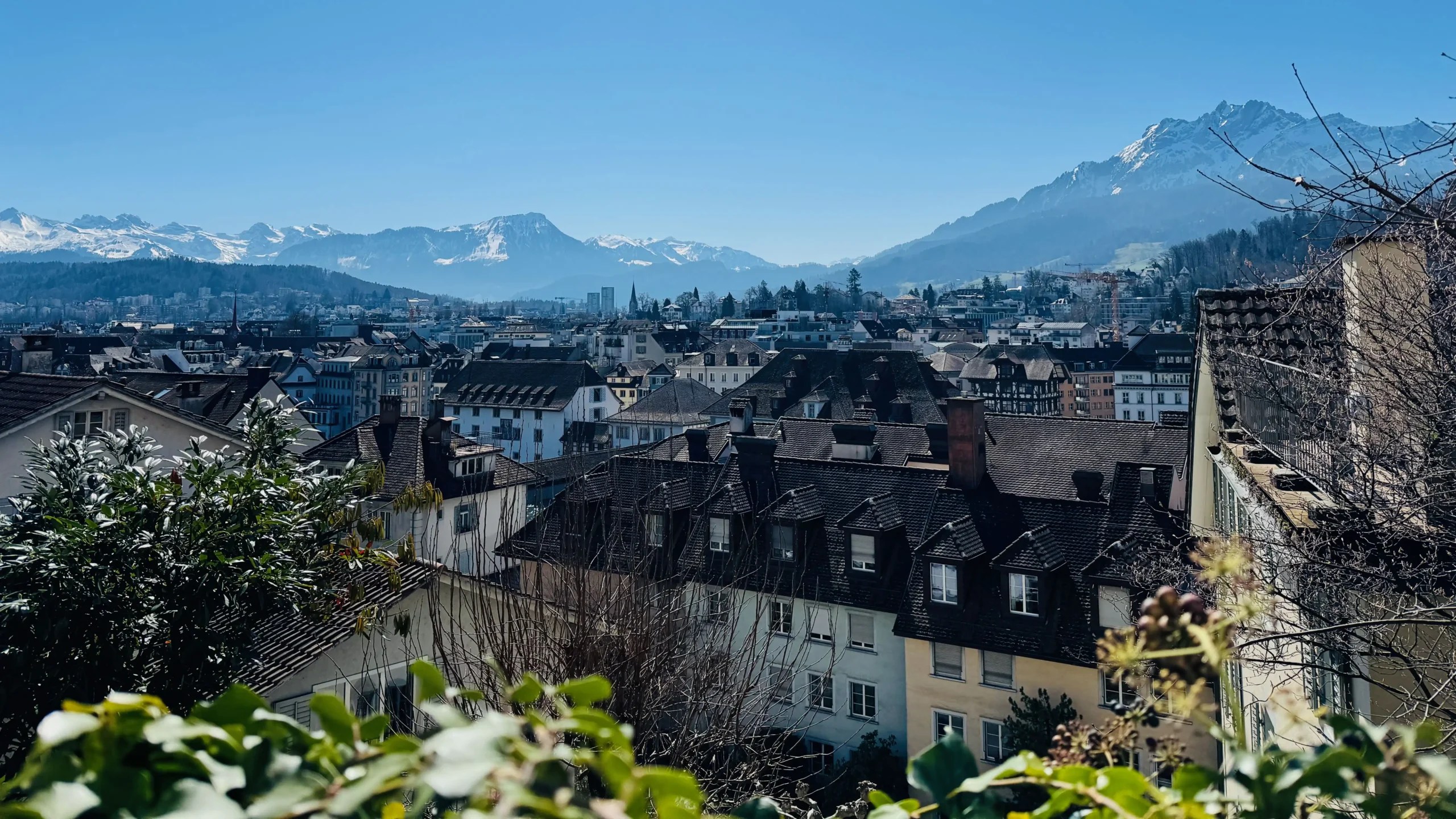 Luzern’in yukarısından şehri izlemek istiyorsanız, Musegg Duvarı ideal rota. Hem tarih hem manzara