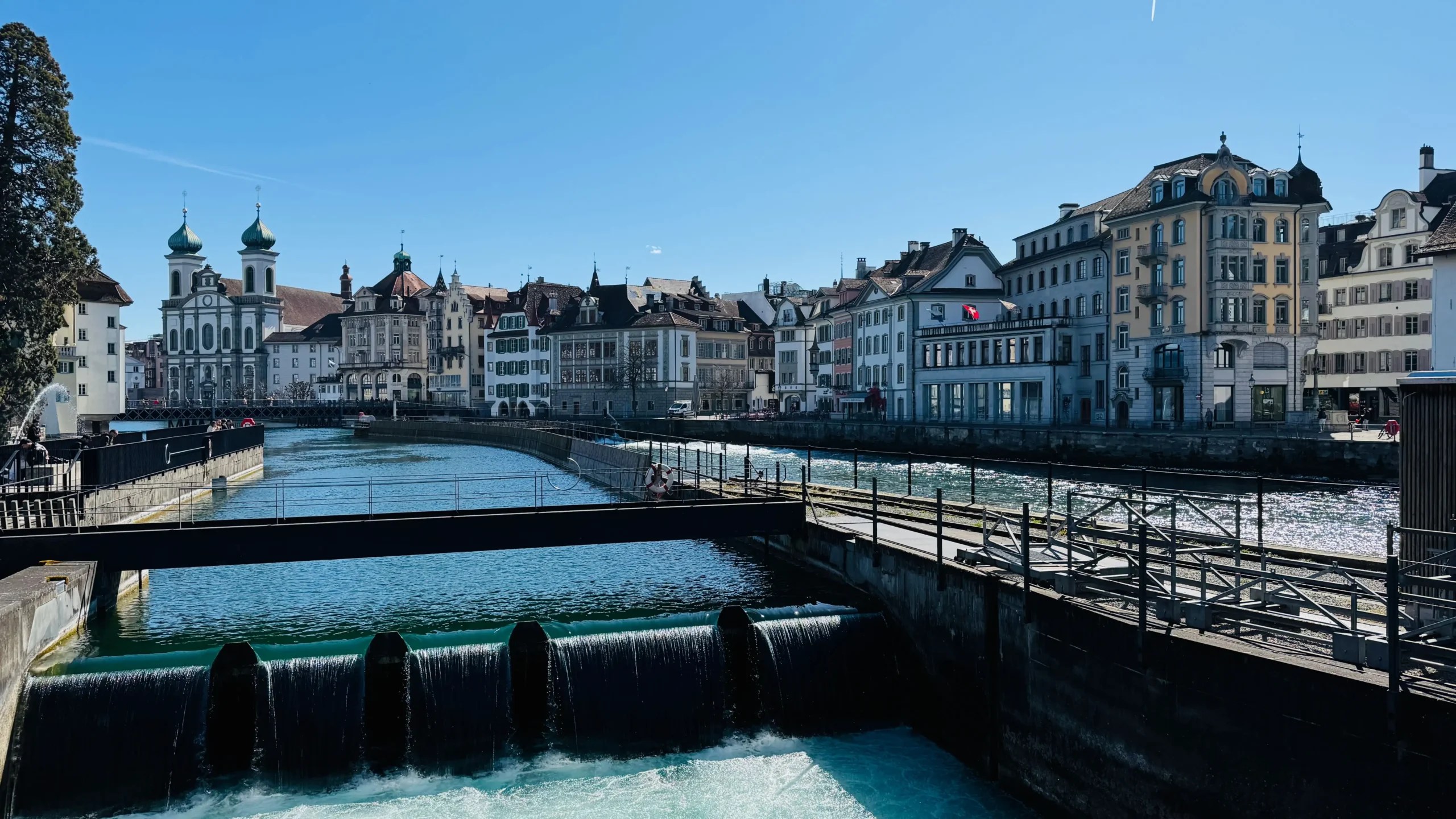 Luzern’de sadece Kapell Köprüsü yok. Spreuerbrücke, karanlık temalı tablolarıyla tarih severler için özel bir durak
