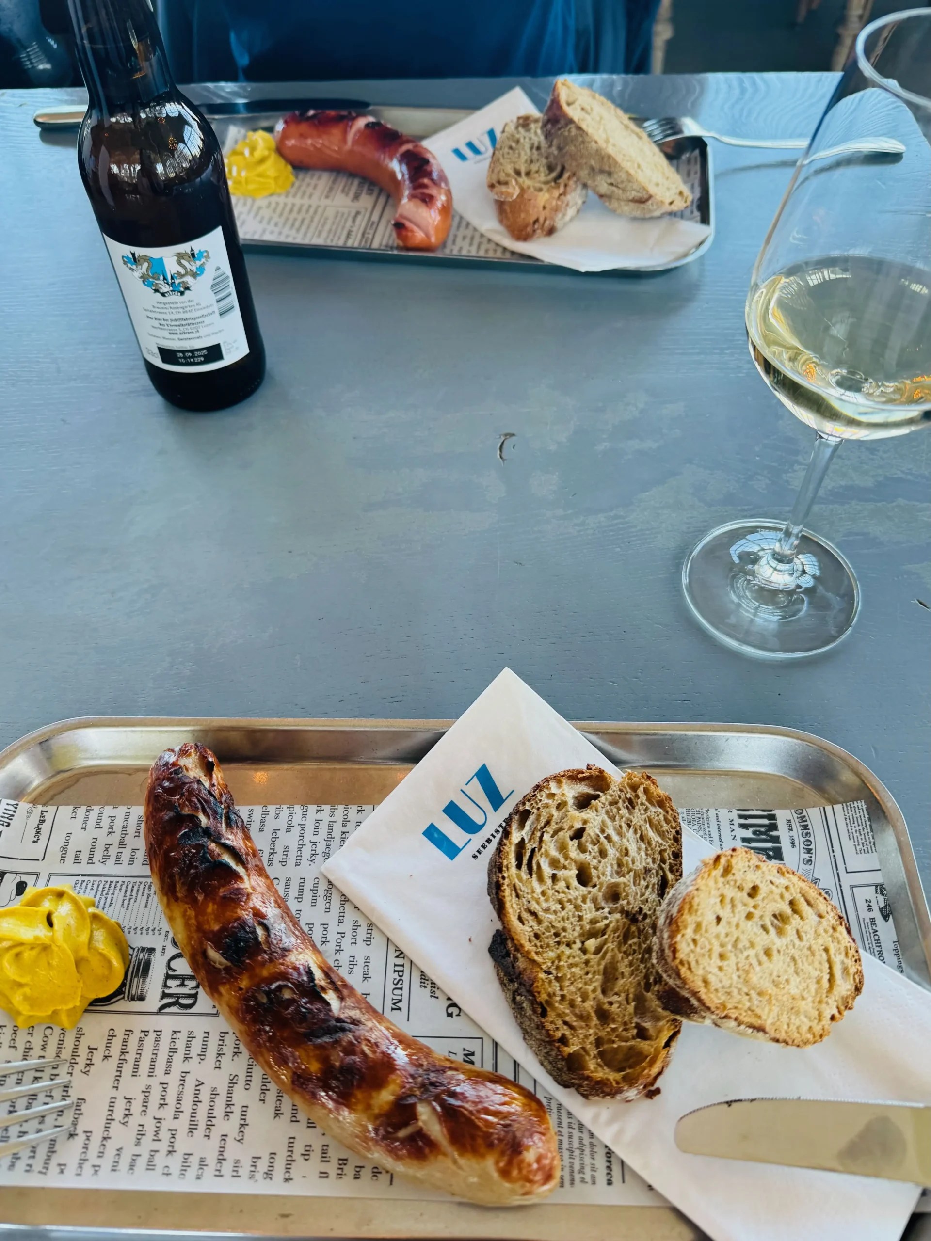 Luzern'de ne yenir; Seebistro LUZ, Luzern Gölü’nün kıyısında panoramik camlarla çevrili bir kafe. Yazın terası gölün üstüne uzanıyor.