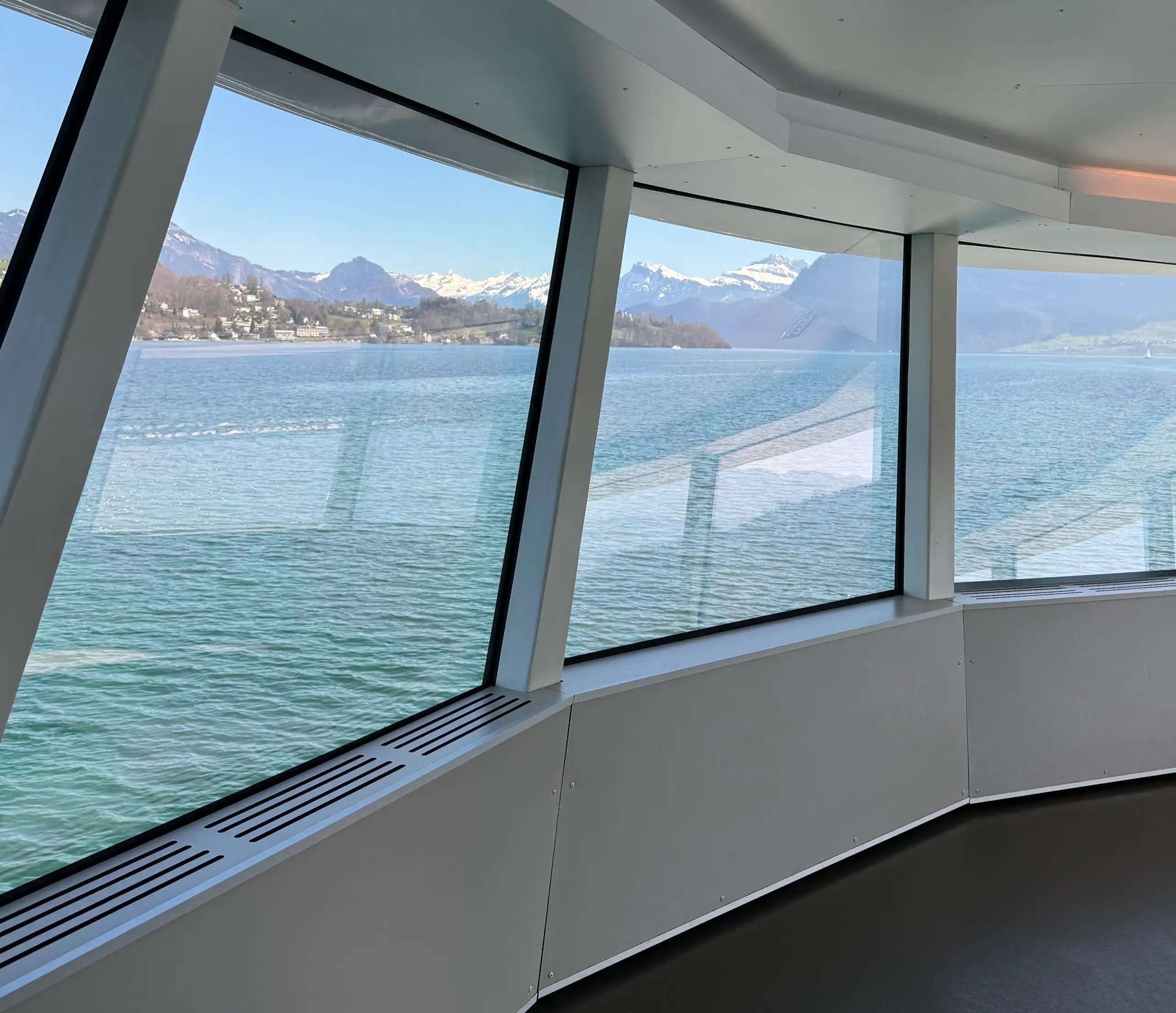 Luzern Gölü’nde Bürgenstock Alpine Spa Resort feribot yolculuğu.