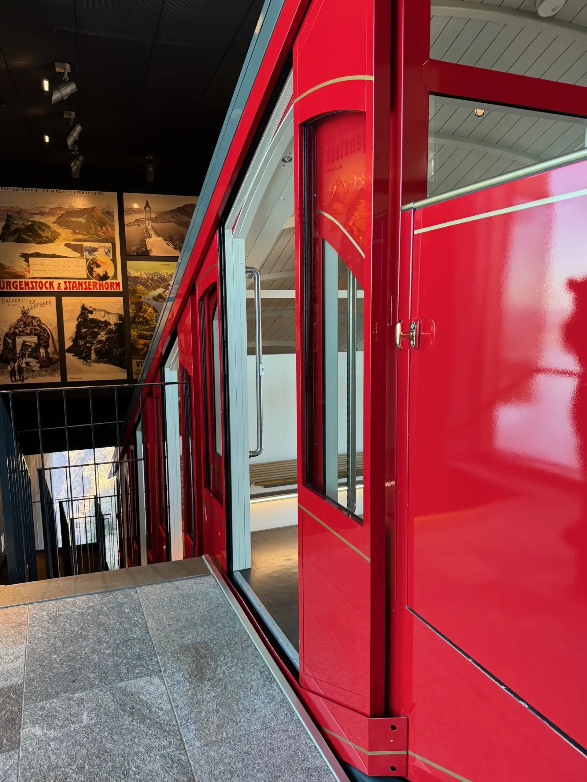 İsviçre Spa Önerisi, Modern tasarımlı Bürgenstock Alpine Spa Resort finiküler aracı.