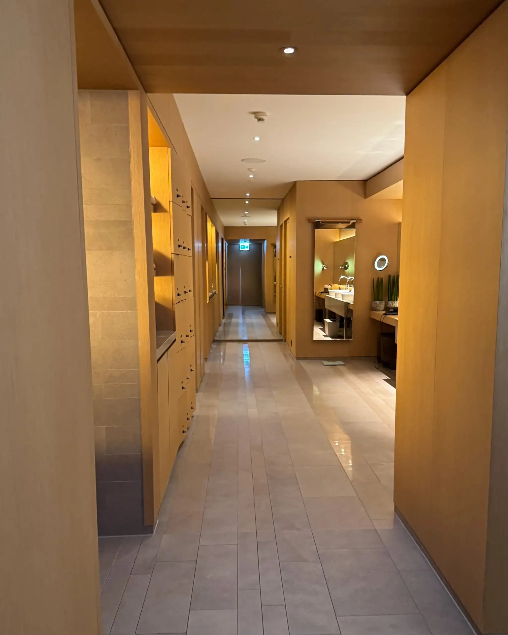 İsviçre’de Bürgenstock Spa’da lüks soyunma odası tasarımı.